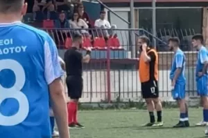 (Βίντεο) Διέκοψε τον αγώνα και ανέλαβε… ρόλο διαιτητικού συμβούλου μέσω τηλεφώνου!
