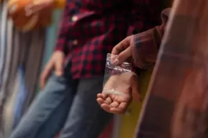 Δεκαεξάχρονος έκανε εμπόριο ναρκωτικών σε αυλή σχολείου στην Τούμπα