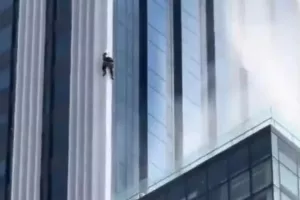 Απίστευτο βίντεο από τον σεισμό στην Ταϊλάνδη: Καθαριστής τζαμιών κρεμόταν από ουρανοξύστη και επέζησε