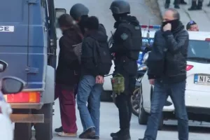 110 προσαγωγές και 34 συλλήψεις για τα επεισόδια ανάμεσα σε οπαδούς ΑΕΚ και ΠΑΟΚ