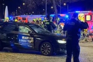 Αυτοκίνητο «έπεσε» πάνω σε πλήθος στο Βερολίνο - Αναφορές για τραυματίες