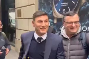 Ένα χαμόγελο που ίσως σημαίνει... μεταγραφή: Η αντίδραση του Ζανέτι όταν άκουσε τον Νίκο Παζ!