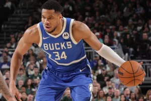 «Εξωγήινος» Γιάννης με ασύλληπτο triple double κόντρα στους Σίξερς
