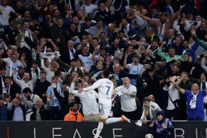 Η Λιντς είναι με το 1,5 πόδι στην Premier League – Χατ – τρικ, 4-0 στο μισάωρο!
