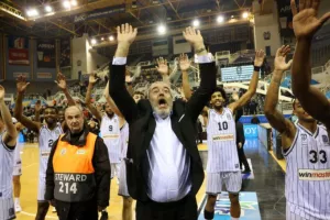 Δακρυσμένος ο πρόεδρος/"Το τρόπαιο θα έρθει στη Θεσσαλονίκη"