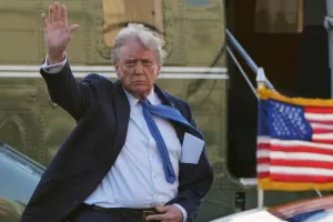 Τραμπ: Θέλει δωρέαν διελεύσεις για τα αμερικάνικα πλοία από Παναμά και Σουέζ