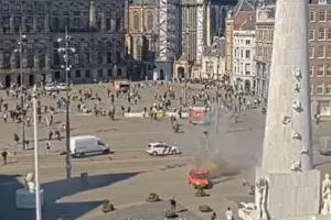 Άμστερνταμ: Συναγερμός έπειτα από έκρηξη σε αυτοκίνητο στην κεντρική πλατεία της πόλης