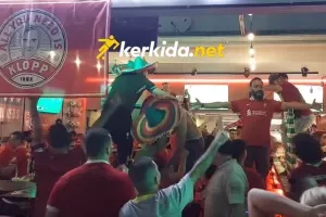 (ΒΙΝΤΕΟ Kerkida) Βγήκαν πάνω στα τραπέζια για τον τίτλο!