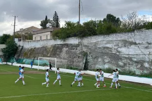 Κέρδισε και είναι αγκαλιά με τον τίτλο