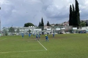 Κέρδισε και είναι αγκαλιά με τον τίτλο