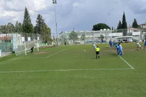 Κέρδισε και είναι αγκαλιά με τον τίτλο