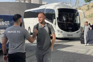 (Φώτος Kerkida) Η άφιξη της Πάφος FC και Απόλλωνα 