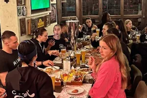 Πάρτι... στο Finders Bar & Grill