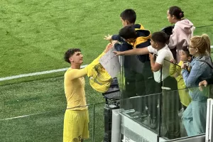 (Φώτος Kerkida) Το ωραιότερο σκηνικό: Χάρισε τη φανέλα στο ντεμπούτο του!
