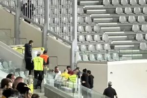 Αποχώρησε με ασθενοφόρο ο Ζαχαρίου - Σπάσιμο κνήμης