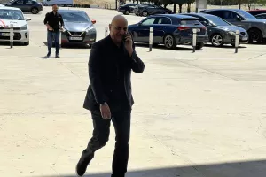 Με το κινητό στο χέρι…  