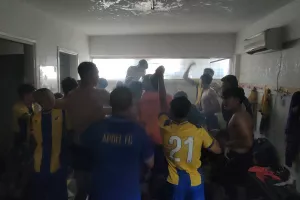 Χαμός στα αποδυτήρια (ΑΠΟΕΛ Κ16)!