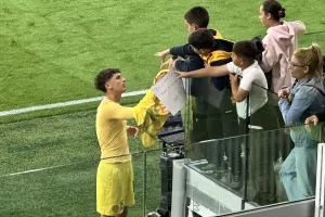(Φώτος Kerkida) Το ωραιότερο σκηνικό: Χάρισε τη φανέλα στο ντεμπούτο του!