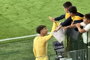 (Φώτος Kerkida) Το ωραιότερο σκηνικό: Χάρισε τη φανέλα στο ντεμπούτο του!