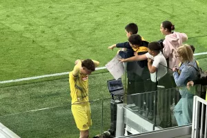 (Φώτος Kerkida) Το ωραιότερο σκηνικό: Χάρισε τη φανέλα στο ντεμπούτο του!