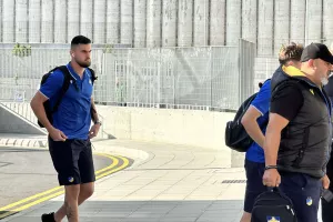 (Φώτος Kerkida) Έφτασε... το ΑΠΟΕΛ