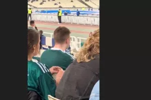 Παναθηναϊκός - ΑΕΚ: Επικό σκηνικό στις εξέδρες με γυναίκα (βίντεο)