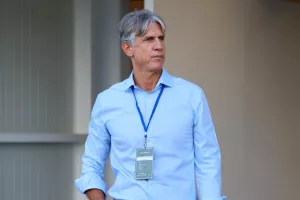 Παρακολουθεί...ο Ιταλός