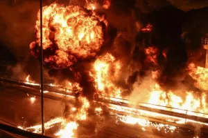 Ανάσταση με βόμβες μολότοφ στον Νέο Κόσμο (βίντεο)