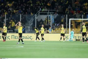 Οπαδοί έξω από τα επίσημα, αποδοκιμασίες κατά πάντων!