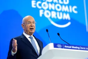 O Κλάους Σβαμπ παραιτήθηκε από πρόεδρος του Παγκόσμιου Οικονομικού Φόρουμ
