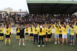 Πρωτοσέλιδο...με 2 Κύπριες!
