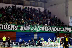 "Ψηλά το κεφάλι μάγκες/Ο πράσινος λαός έδωσε βροντερό παρών"