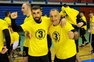 (ΦΩΤΟΣ) Οι πανηγυρισμοί και η απονομή στην ΑΕΛ 