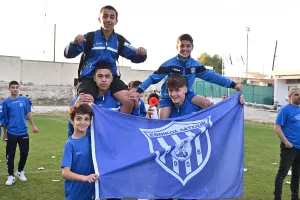 ΦΩΤΟΣ-Η απονομή στον Εθνικό Λατσιών (Υποβιβασμός για Δόξα Παλαιομετόχου και Γεροσκήπου)