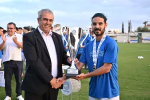 ΦΩΤΟΣ-Η απονομή στον Εθνικό Λατσιών (Υποβιβασμός για Δόξα Παλαιομετόχου και Γεροσκήπου)