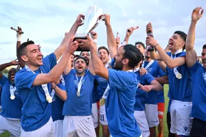ΦΩΤΟΣ-Η απονομή στον Εθνικό Λατσιών (Υποβιβασμός για Δόξα Παλαιομετόχου και Γεροσκήπου)