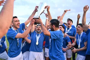 ΦΩΤΟΣ-Η απονομή στον Εθνικό Λατσιών (Υποβιβασμός για Δόξα Παλαιομετόχου και Γεροσκήπου)