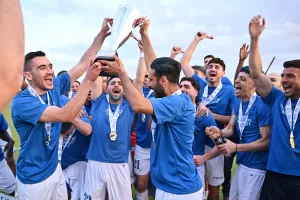 ΦΩΤΟΣ-Η απονομή στον Εθνικό Λατσιών (Υποβιβασμός για Δόξα Παλαιομετόχου και Γεροσκήπου)