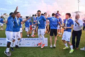ΦΩΤΟΣ-Η απονομή στον Εθνικό Λατσιών (Υποβιβασμός για Δόξα Παλαιομετόχου και Γεροσκήπου)