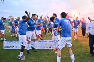 ΦΩΤΟΣ-Η απονομή στον Εθνικό Λατσιών (Υποβιβασμός για Δόξα Παλαιομετόχου και Γεροσκήπου)