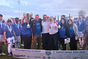 ΦΩΤΟΣ-Η απονομή στον Εθνικό Λατσιών (Υποβιβασμός για Δόξα Παλαιομετόχου και Γεροσκήπου)