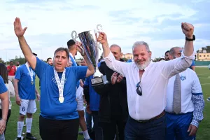 ΦΩΤΟΣ-Η απονομή στον Εθνικό Λατσιών (Υποβιβασμός για Δόξα Παλαιομετόχου και Γεροσκήπου)