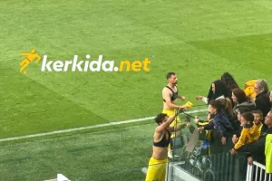 (Φώτος Kerkida) Έδωσαν φανέλες στον κόσμο