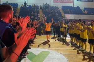 Υπόκλιση… στον αρχηγό 