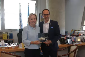 Η Πρέσβειρα των ΗΠΑ στο Ολυμπιακό Μέγαρο