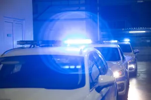Σύλληψη και κροτίδες κατά αστυνομικών