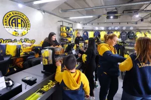 (ΦΩΤΟΣ kerkida.net) Aρκετός κόσμος στο ΑΕΛίστικο Pre game Party