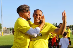 (Φώτος) Αγκαλιά και φιλί στον Λιάσο 