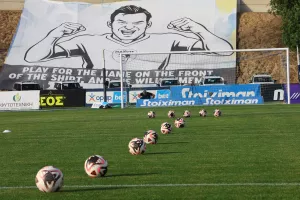Τεράστιο πανό και μήνυμα 