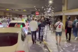 (ΒΙΝΤΕΟ) Πέταξαν ψεύτικα χαρτονομίσματα στους παίκτες ως ένδειξη διαμαρτυρίας!